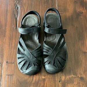 KEEN Rose Closed Toe Women’s Sandals Black/gray size 7